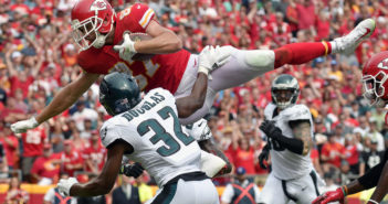 Chiefs hold on to beat Eagles 27-20