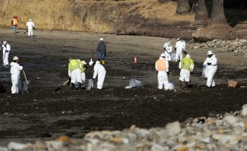 APTOPIX California Oil Spill