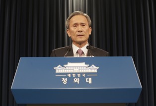 South Korean presidential security adviser Kim Kwan-jin speaks during a press conference at the presidential house in Seoul, South Korea, Tuesday, Aug. 25, 2015. South Korea has agreed to halt propaganda broadcasts at noon Tuesday after North Korea expressed regret over a recent land mine blast that maimed two South Korean troops, both Koreas announced after three days of intense talks aimed at defusing soaring tension between the rivals.(AP Photo/Ahn Young-joon)