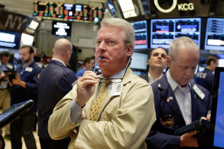 Trader Dermott Clancy, center, works on the floor of the New York Stock Exchange, Friday, Aug. 21, 2015. U.S. stocks are sharply lower in early trading on concerns about the Chinese economy. (AP Photo/Richard Drew)