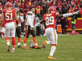 Cleveland Browns quarterback Johnny Manziel, center, walks away after tossing his helmet as Kansas City Chiefs safety Eric Berry (29) and linebacker Frank Zombo (51) celebrate, following an NFL football game in Kansas City, Mo., Sunday, Dec. 27, 2015. The Kansas City Chiefs won 17-13. (AP Photo/Charlie Riedel)