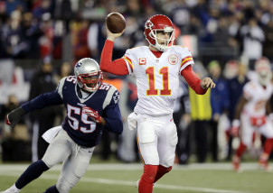 Kansas City Chiefs quarterback Alex Smith (11) passes in front of New England Patriots linebacker Jonathan Freeny (55) in the second half of an NFL divisional playoff football game, Saturday, Jan. 16, 2016, in Foxborough, Mass. (AP Photo/Charles Krupa)