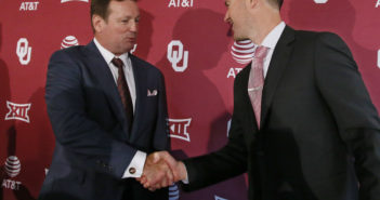 Stoops abruptly retires as Oklahoma head coach