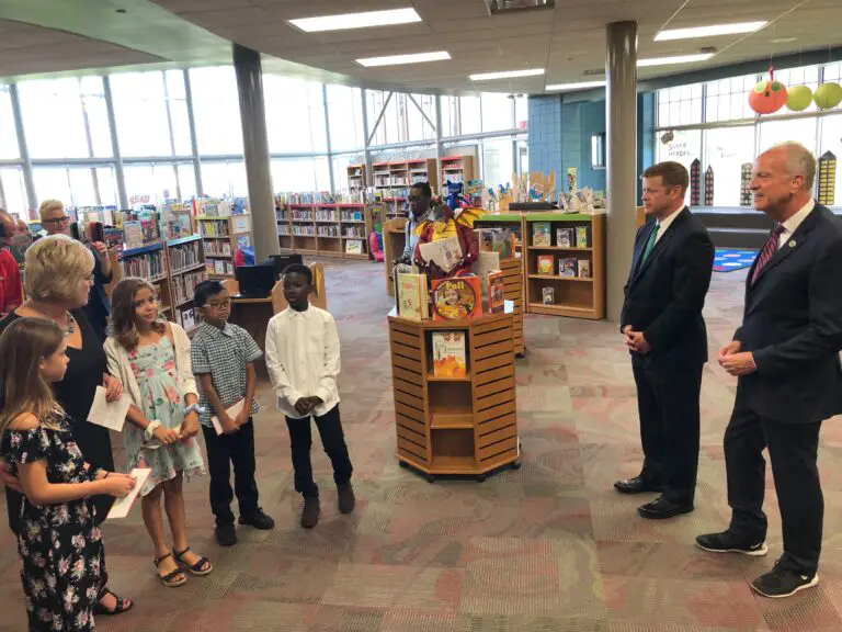 Sen. Moran hosts Acting Army Secretary on tour of Fort Riley elementary