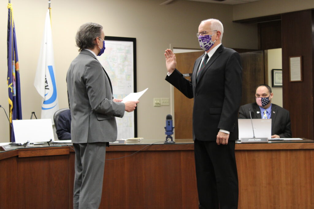 Riley County swears in newly elected officials - News Radio KMAN