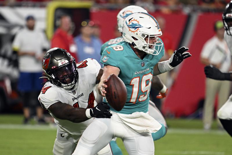 Skyler Thompson throws for 218 yards, Dolphins hold off Bucs 26-24
