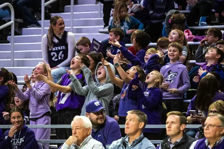 Following trend, local students attending K-State basketball game go crazy for Bramlage’s ‘6-7 cam’