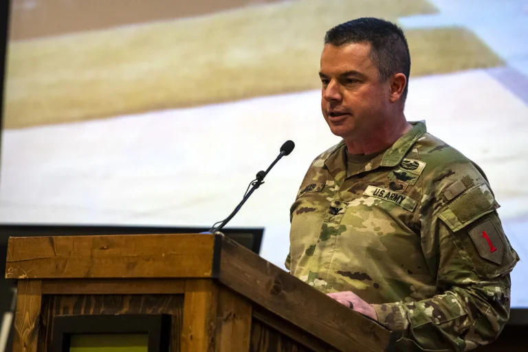 Victory with Honors ceremony held for former, current 1st ID chief of staff