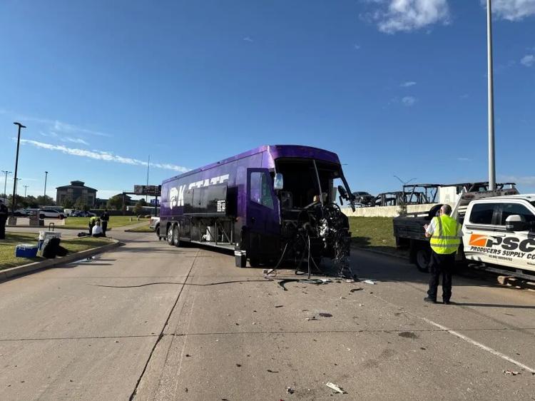 K-State-branded bus carrying Lawrence 7th graders crashes in Oklahoma City
